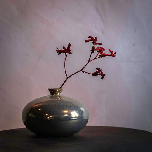 Stilleben mit roter Blume in Mobach-Vase [Quadrat].
