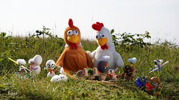 Fubby färbt Eier von Hühnern, Frohe Ostern.