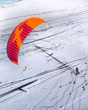 Snowkiten auf einem zugefrorenen See aus der Luft von Ewold Kooistra