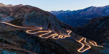 Tremolastrasse bij de Gotthardpas in Zwitserland van Werner Dieterich