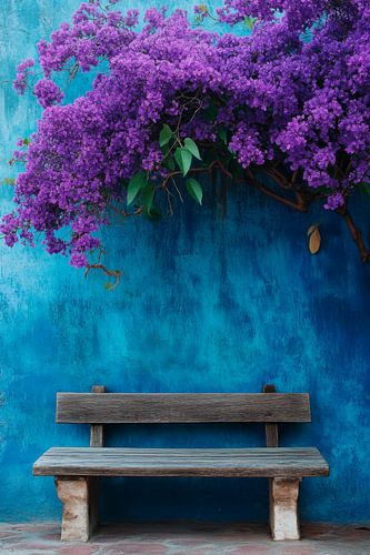 Blauwe muur, paarse bloemen