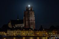 Volle Maan als kroon op "de Grote Kerk" Dordrecht van Patrick Blom thumbnail