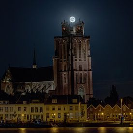 Volle Maan als kroon op "de Grote Kerk" Dordrecht van Patrick Blom