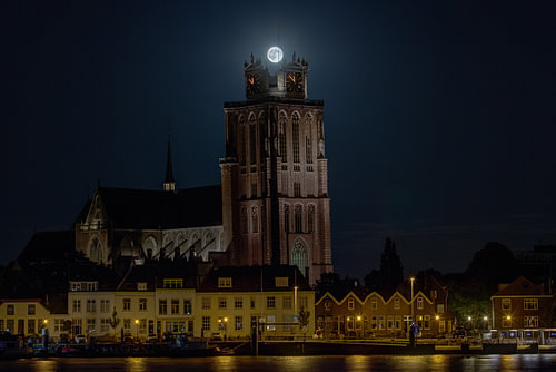 Volle Maan als kroon op "de Grote Kerk" Dordrecht