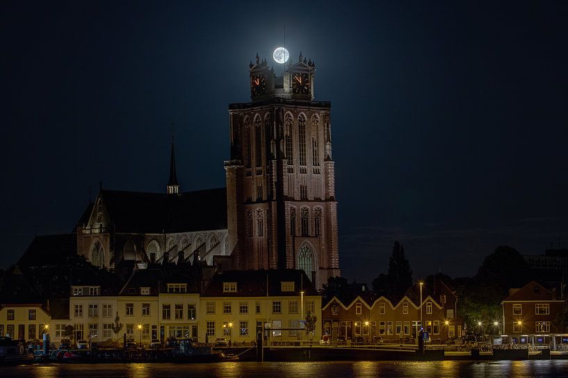 Volle Maan als kroon op "de Grote Kerk" Dordrecht van Patrick Blom
