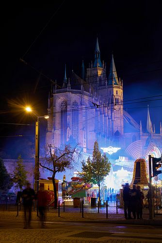 helder verlicht kathedraalplein in Maagdenburg