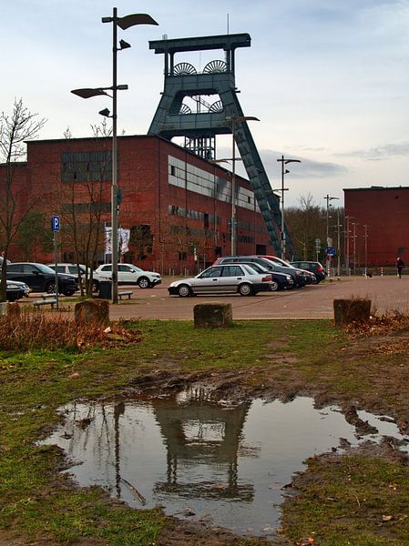 kronkelende toren met plas van Edgar Schermaul
