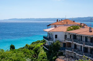 Blick auf die Bucht von Afytos auf der Insel Chalkidiki in Griechenland am Mittelmeer