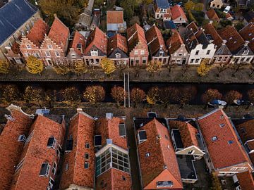 Historische Häuser entlang des Kanals in Sloten, Friesland von Ewold Kooistra