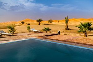 Zwembad met zicht op duinen van Erg Chebbi