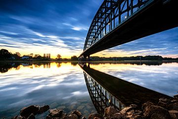 Spiegelde brug in de IJssel bij zonsopkomst