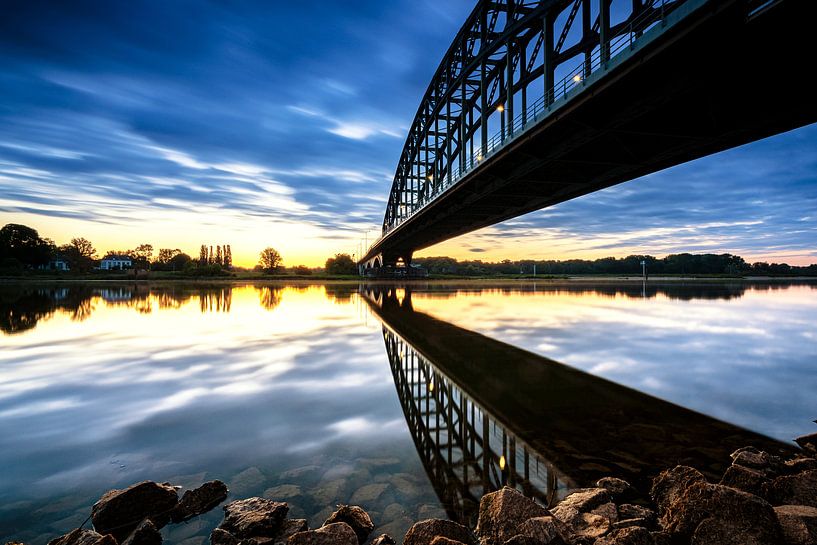 Gespiegelte Brücke in der IJssel bei Sonnenaufgang von Fotografiecor .nl