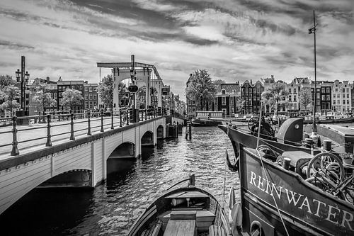 AMSTERDAM, Magere Brug | zwart-wit van Melanie Viola
