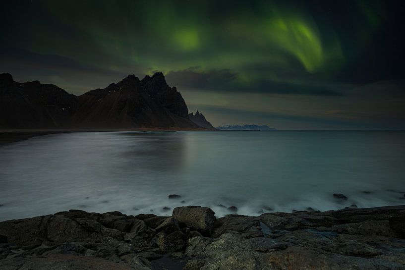 Nordlicht hinter dem Berg Vestrahorn bei Stokknes von gaps photography