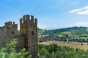 Mittelalterlicher Burgturm überblickt die Landschaft