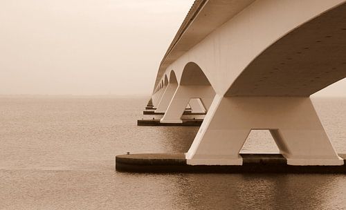 Zeeland-Brücke in Sepia