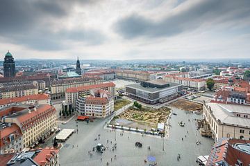 Uitzicht over Dresden en een archeologische opgraving in het midden van de stad