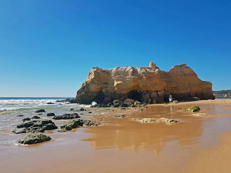 Rots in zee bij Praia Da Rocha in de Algarve Portugal van Eye on You