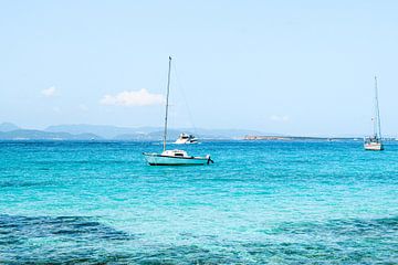 Boat in clear blue water | Formentera island, south of Ibiza van Iris Brummelman
