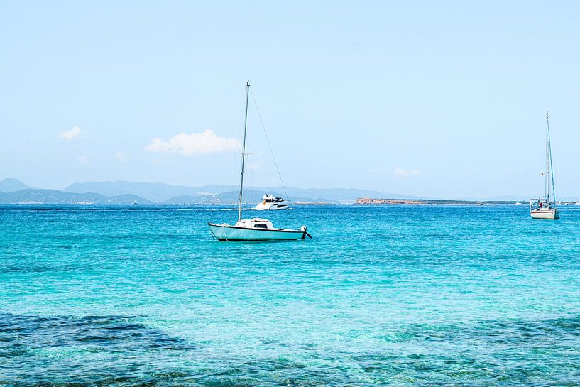 Bateau dans l'eau claire et bleue de l'île de Formentera, au sud d'Ibiza. par Iris Brummelman