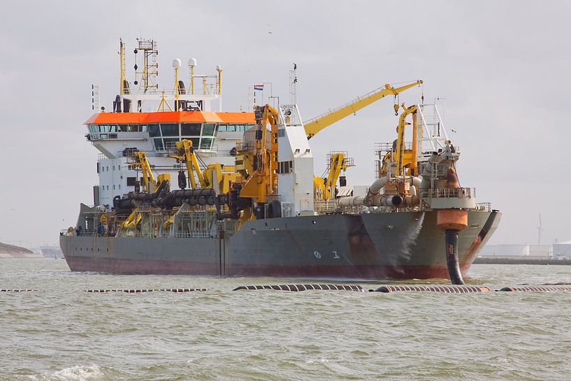 Trailing suction hopper dredger Boskalis by Guido Akster
