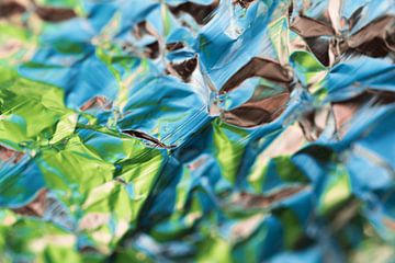 Fel gekleurd abstract kunstwerk in groen met blauw van Lisette Rijkers