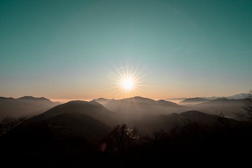 Sonnenuntergang in der Schweiz mit Nebel, über den Wolken.