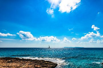 Idyllisch zeegezicht met zeilboot aan de horizon boven blauw zeewater van Alex Winter