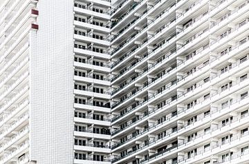 Witte gevelstructuur met ritmische balkons van Alexander Baumann