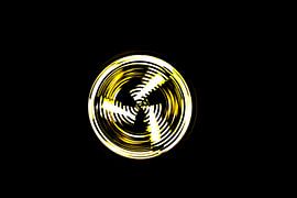 encerclant la lumière