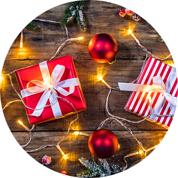 Kerstversiering met cadeautjes, rode kerstballen, sparrentakken, bessen van Alex Winter