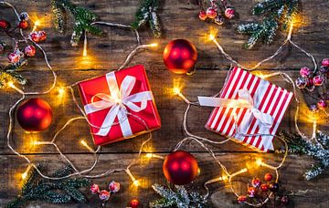 Kerstversiering met cadeautjes, rode kerstballen, sparrentakken, bessen van Alex Winter