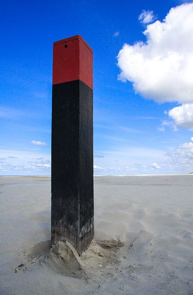 Strandpaal by Willy Sybesma