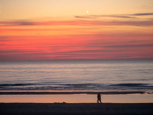 Koppel aan het strand bij zonsondergang