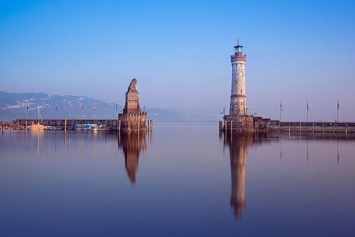 De haveningang van Lindau in het avondlicht