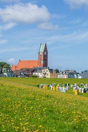 Chaises de plage sur la plage verte et église de la garnison à Cuxhaven-G sur Torsten Krüger