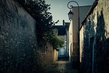 Kleine Gasse in Mantes-La-Jolie von Bert-Jan de Wagenaar