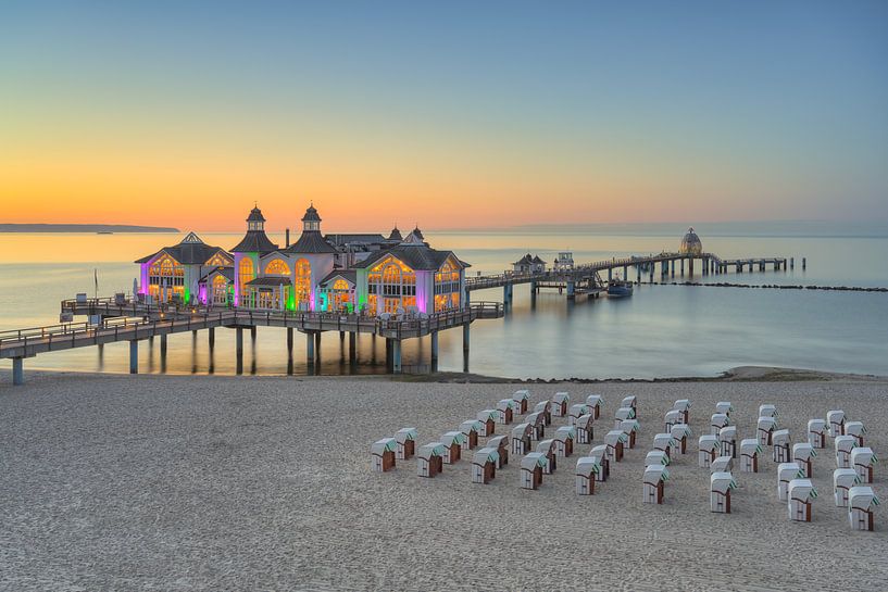 Sellin pier op Rügen in de avond van Michael Valjak