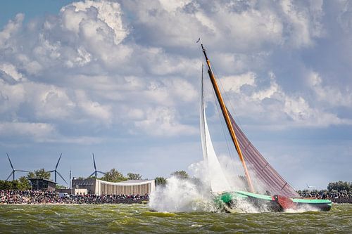 Skutsje in een wolk van water