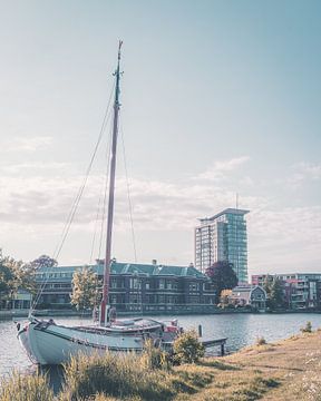 Voilier amarré sur le Spaarne à Haarlem sur Mick van Hesteren