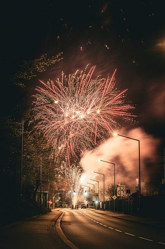 Vuurwerk boven de nachtelijke straat