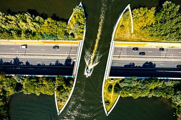 Aquaduct Veluwemeer in het Veluwemeer met een passerende boot van Sjoerd van der Wal Fotografie