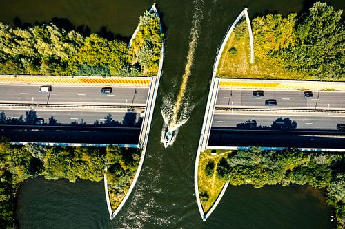 Aquaduct Veluwemeer in het Veluwemeer met een passerende boot