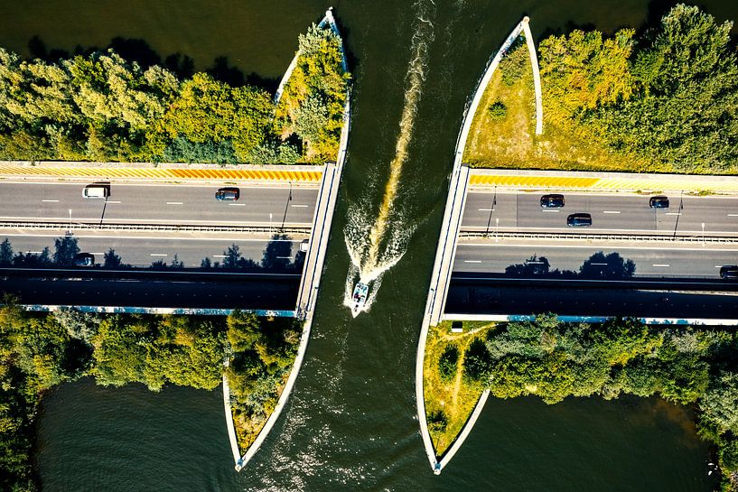 Aquädukt Veluwemeer im Veluwemeer mit einem Boot auf dem See von Sjoerd van der Wal Fotografie