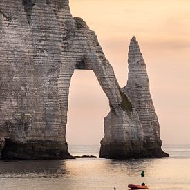 Die typischen Kreidefelsen von Etretat (Frankreich) bei Sonnenuntergang. von Alain's Creatieve Reis in Fotografie