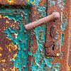 Urbex - Detail van oude roestige deur van Henk van Dijk