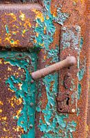 Urbex - Detail van oude roestige deur