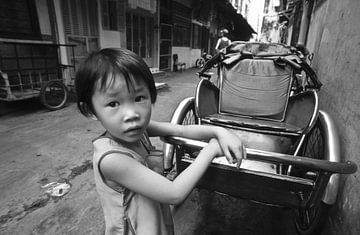 Vietnamesisches Mädchen am parkenden Cyclo in Saigon - analog