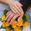 Mains d'un couple de mariés sur le bouquet de la mariée sur Jörg B. Schubert