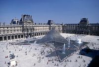 Pyramide van het Louvre gezien vanaf de daken_Denon